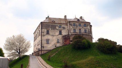 Единственный сохранившийся замок XIII ст. на территории Украины