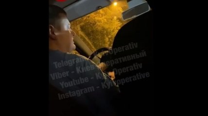 В Киеве таксист высадил пассажирку из машины из-за требования надеть маску: инцидент попал на видео