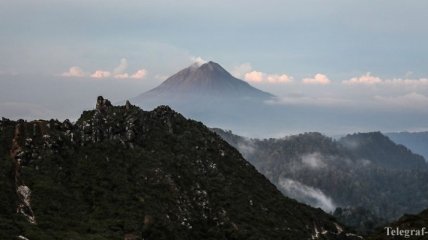 На курорте в Индонезии люди отравились вулканическим газом