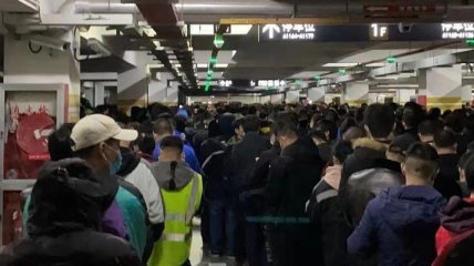 Коронавирус в шанхайском аэропорту: люди прорывали оцепление, чтобы покинуть здание (видео)