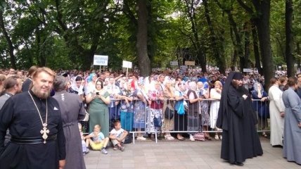 Крестный ход: к Владимирской горке идут тысячи верующих
