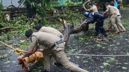 Новая напасть: на измученную от COVID-19 Индию обрушился смертельный циклон (видео)