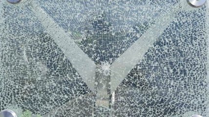 В Киеве повредили стекла "моста Кличко" (видео)