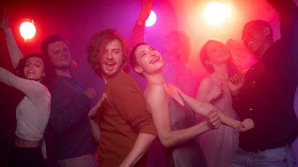 Люди танцуют на дискотеке