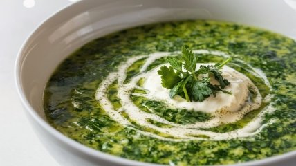 Шпинатный суп – не только вкусный, но и полезный (изображение создано с помощью ИИ)