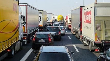 В Киеве с сегодняшнего дня ограничили въезд грузовиков 