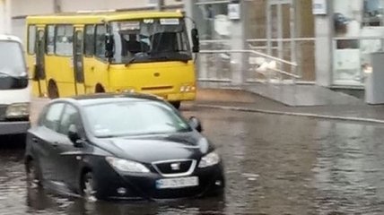 Доплыли на работу: в Киеве из-за ливня затопило дороги (Видео)