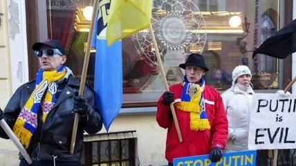 Эстонские и украинские активисты пикетировали посольство РФ в Таллинне 