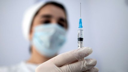 В Україні вакцинацію від коронавірусу проводять 4 препаратами.
