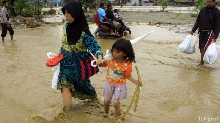 Количество погибших от наводнения в Индонезии перевалило за сотню