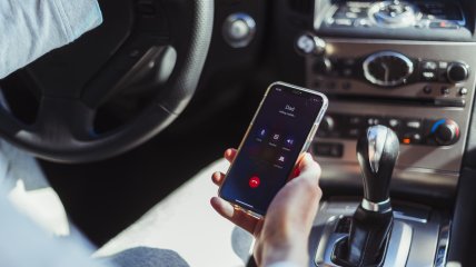 Як правильно заряджати телефон у машині