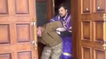 Священник УПЦ МП силой выводит украинского воина из храма