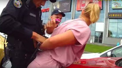 В Киеве задержали девушку, совершившую наезд на сотрудников полиции (Видео)