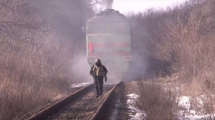 Полиция освободила поезд, который не пропускали участники блокады (Видео)