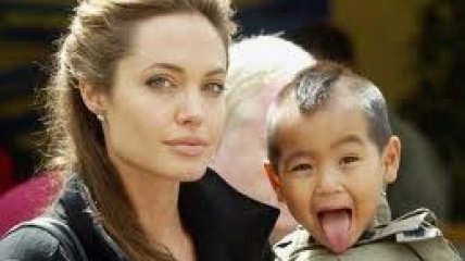 Джоли наняла для сына психотерапевта
