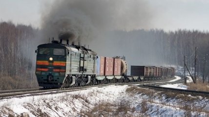На Приднепровской железной дороге машина столкнулась с поездом