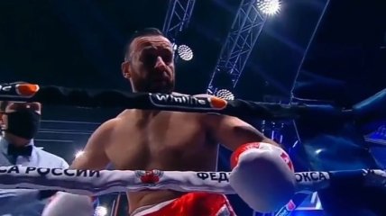 Российский боксер напал на своего секунданта во время боя (видео)