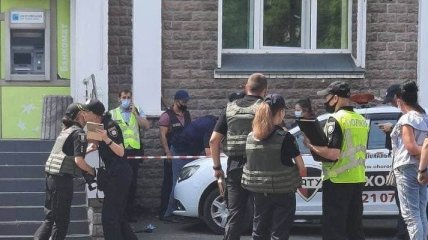У Києві жінка з вибухівкою і пістолетом пограбувала банк (фото, відео)
