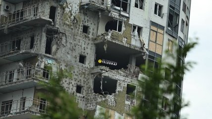 "Видел, как ракета летит в мой дом": как сейчас выглядит разрушенная многоэтажка в Харькове (фото, видео)