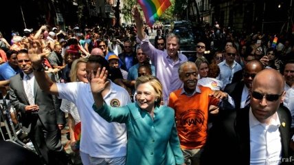 Клинтон присоединилась к гей-параду в Нью-Йорке
