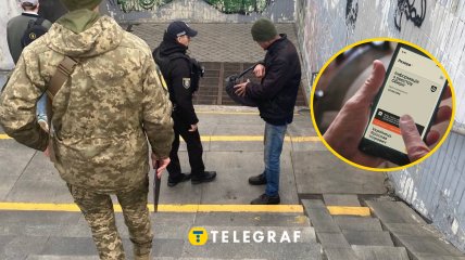 Представители ТЦК и полиции проверяют военно-учетные документы у гражданина