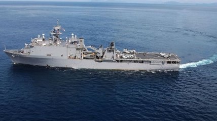 РФ отправила сторожевой корабль следить за десантным кораблем США в Черном море