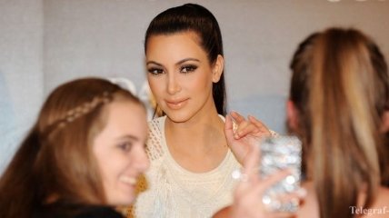 Ким Кардашьян научит девушек правильно наносить макияж