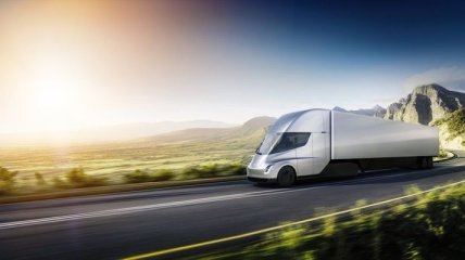 Tesla презентовала первый электрический грузовик Semi