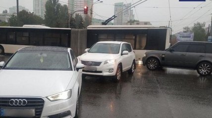 Потоп, аварии, упавшие деревья и пробки: залитый дождем Киев на фото и видео