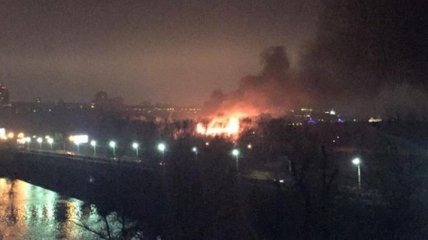 В Киеве на Днепре горит ресторан "Млын"