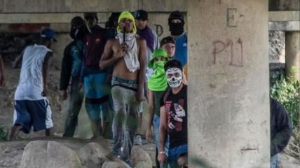 Нацгвардия Венесуэлы атаковала протестующих на границе с Колумбией 