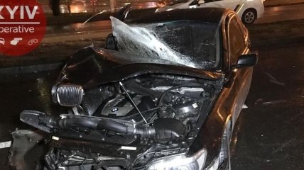 В Киеве водитель сбил пешехода на тротуаре, а потом скрылся с места ДТП