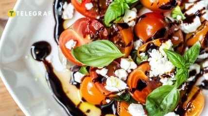 Цей салат - головна страва на столі влітку (зображення створено за допомогою ШІ)