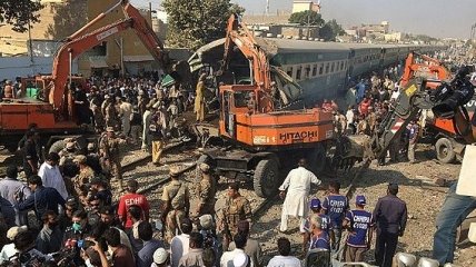 В Пакистане столкнулись поезда, десятки жертв