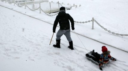 В Киеве с тонкого льда спасли мужчину с ребенком