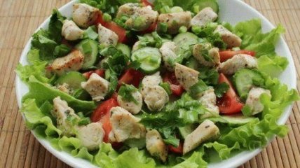 Рецепт дня: весенний салат из курицы и свежих овощей