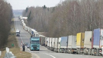 На украино-словацкой границе образовалась километровая очередь: названа причина 
