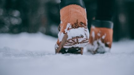 Як прибрати білі розводи з взуття