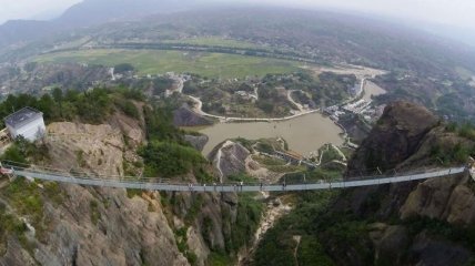  У Китаї відкрили найдовший у світі підвісний скляний міст (Відео)