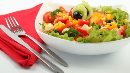 Худеем правильно: салаты помогут быть стройными 