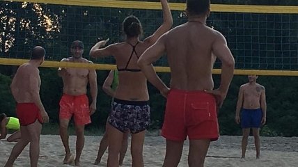Владимир Кличко играет в волейбол на киевских пляжах
