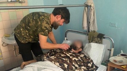 Терапия красотой и шутками: команда парикмахеров стрижет раненых в госпиталях и донатит на ВСУ