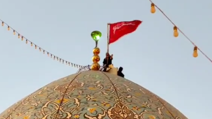 Красный флаг над мечетью