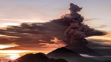 Вулкан Агунг на Бали выбросил облако пепла