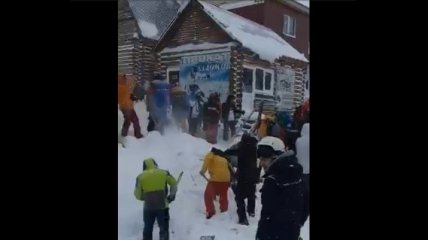 На горнолыжном курорте в России лавина накрыла людей и дома: видео ЧП