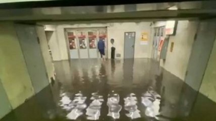 В Киеве затопило станции метро "Берестейськая" и" Академгородок" - видео