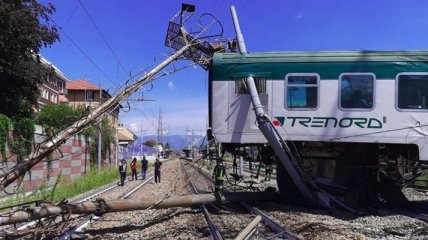 В Италии пассажирский поезд сошел с рельсов