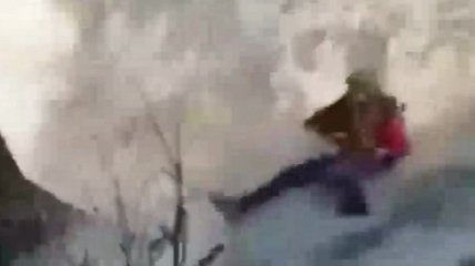 В Казахстане отец с дочкой сорвались в бурлящий водопад, пытаясь сфотографироваться (видео)