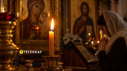 Свеча в церкви горит