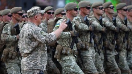 Слава Украине: Менять воинское приветствие в ВСУ не будут 